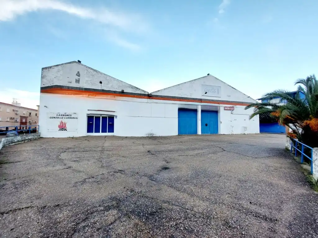 Außenansicht von Fabrikhallen zum Verkauf in Badajoz