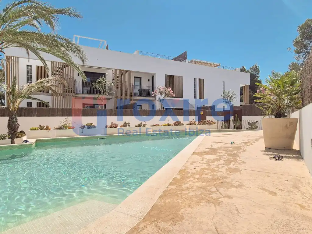 Vista exterior de Planta baixa en venda en Sant Antoni de Portmany amb Jardí privat, Terrassa i Piscina