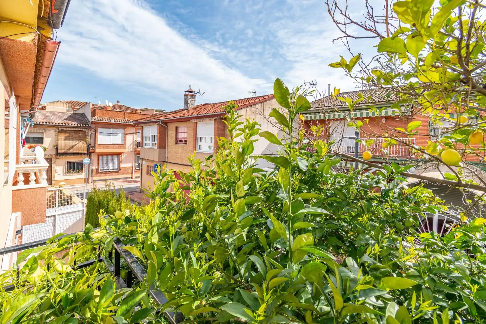 Vista exterior de Casa adosada en venda en Armilla amb Terrassa, Balcó i Alarma
