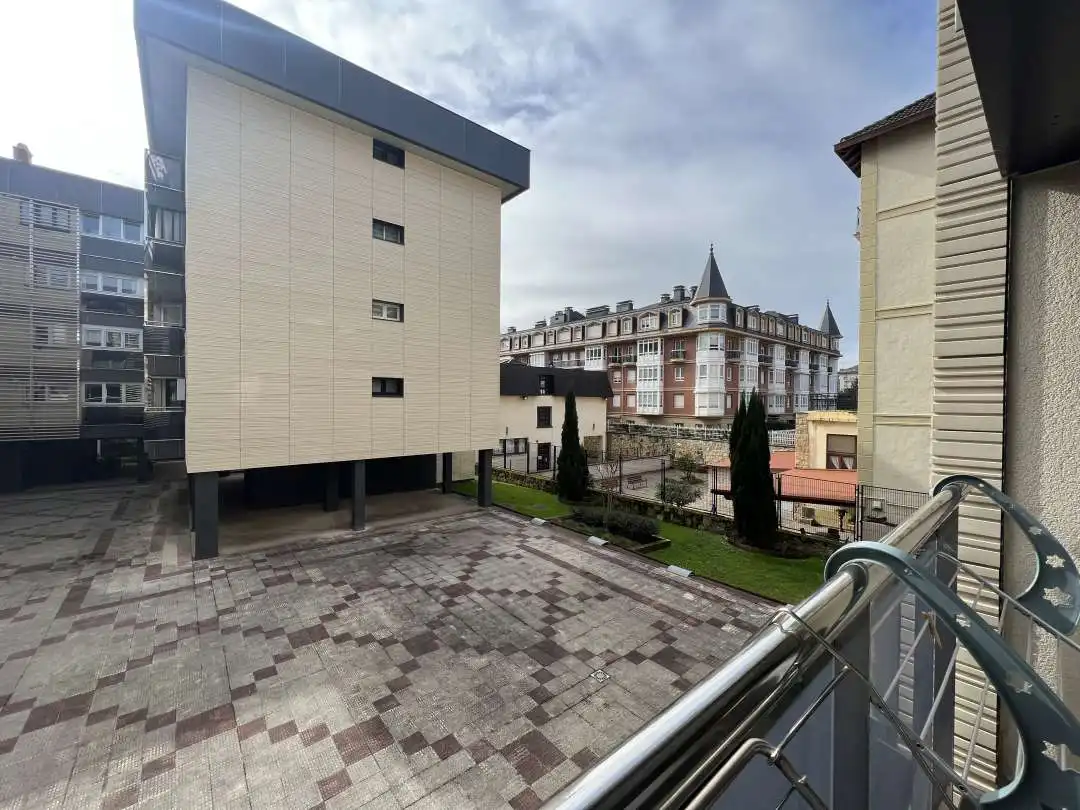 Vista exterior de Piso de alquiler en Zarautz con Calefacción y Balcón