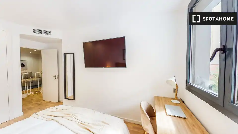 Bedroom of Flat for share in Barcelona  with Air Conditioner, Heating and Furnished