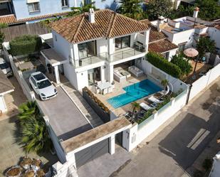 Vista exterior de Casa o xalet en venda en Marbella amb Aire condicionat i Piscina