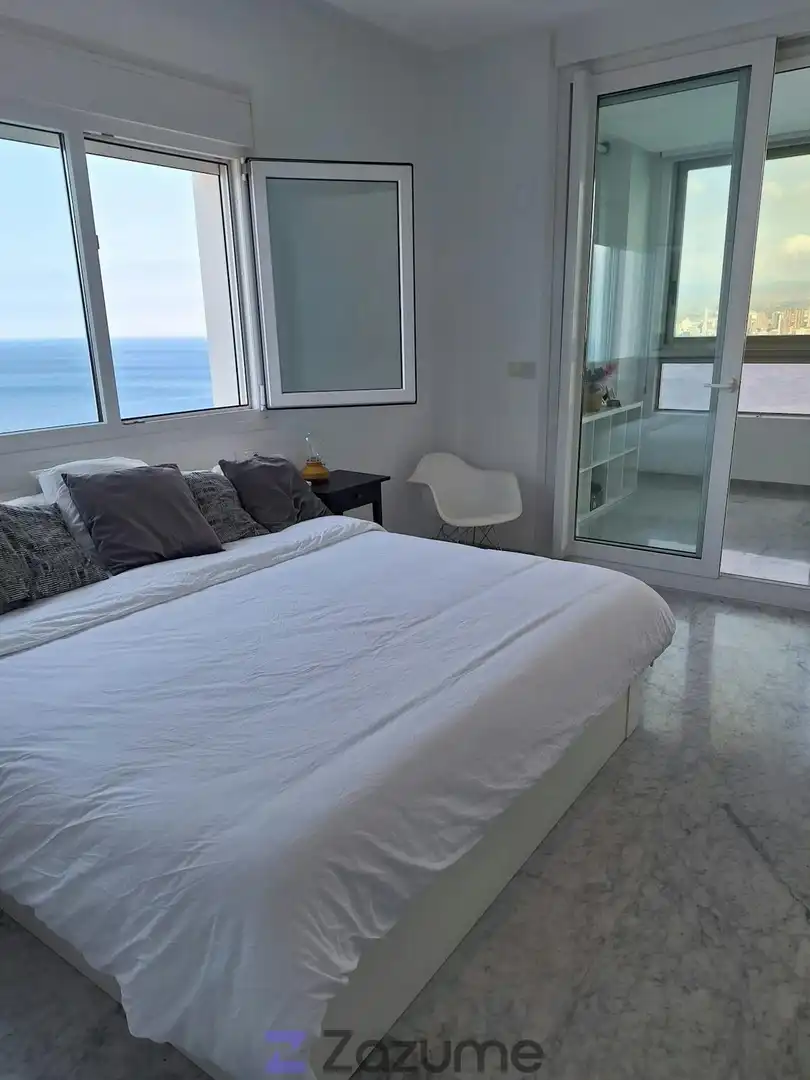 Schlafzimmer von Wohnung zur Miete in Benidorm mit Klimaanlage, Terrasse und Schwimmbad