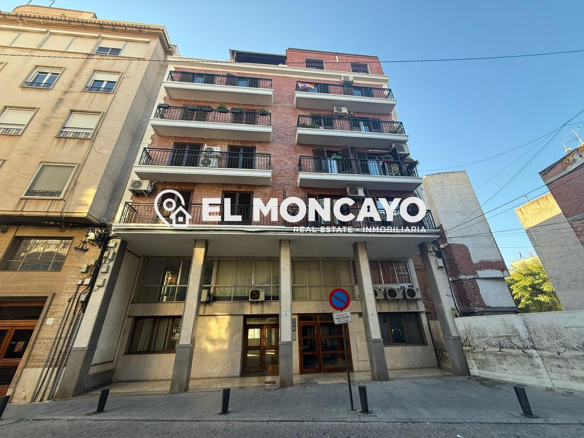 Vista exterior de Pis en venda en Orihuela amb Terrassa i Balcó