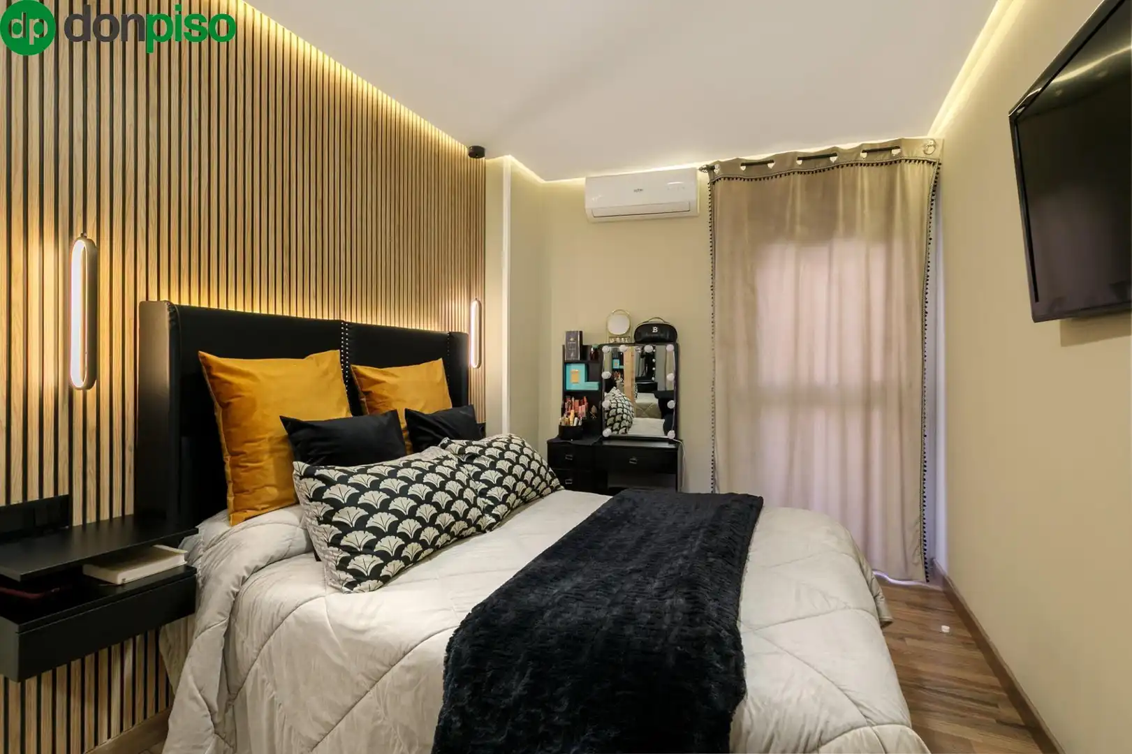 Bedroom of Flat for sale in Granada  with Air Conditioner, Terrace and Balcony