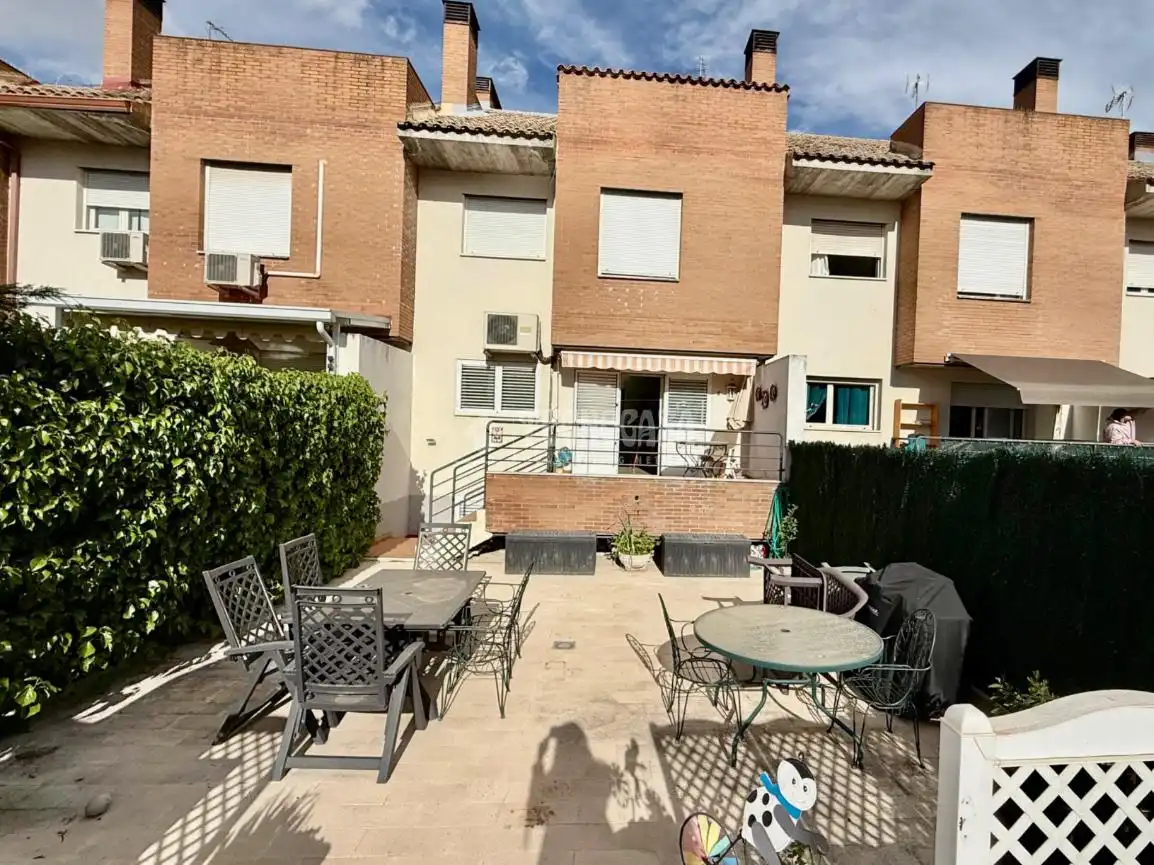 Terrassa de Casa adosada en venda en Villanueva de la Cañada amb Aire condicionat, Calefacció i Jardí privat
