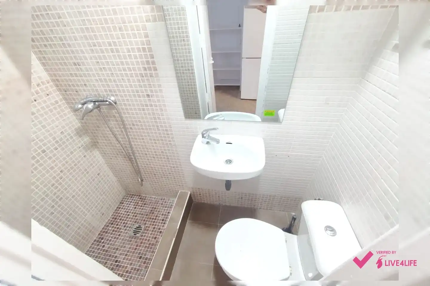 Bathroom of Ground floor for share in Granada  with Heating, Terrace and Storage room