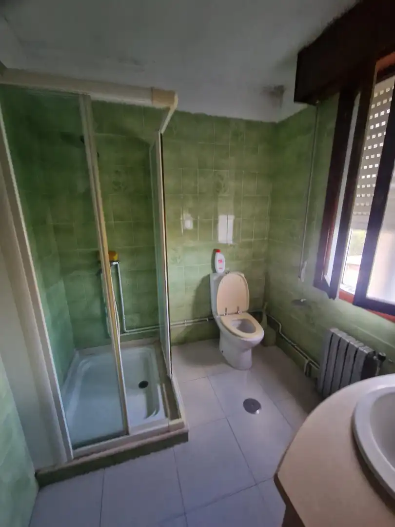 Badezimmer von Fabrikhallen zum Verkauf in Narón