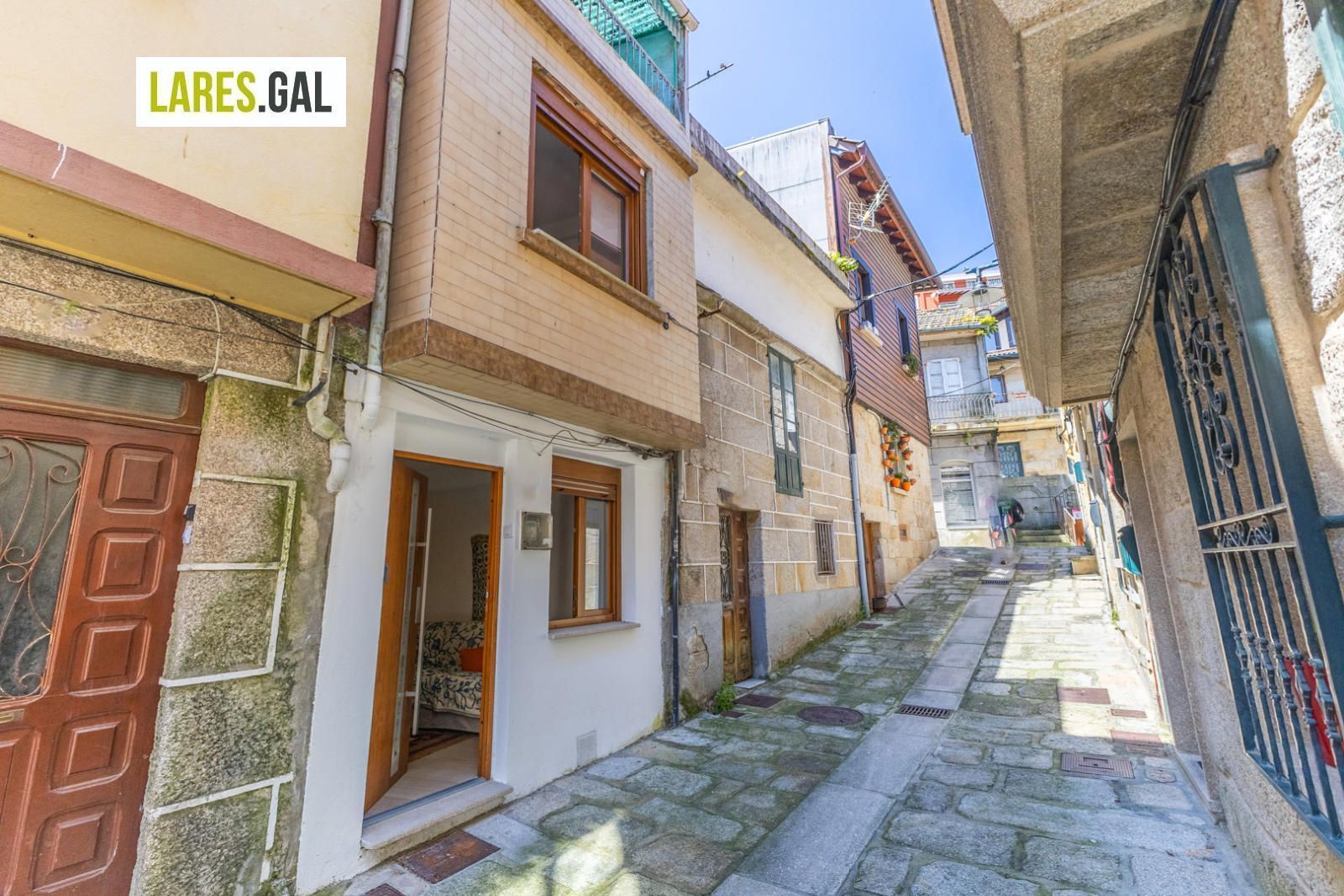 Vista exterior de Casa o xalet en venda en Cangas  amb Terrassa i Moblat