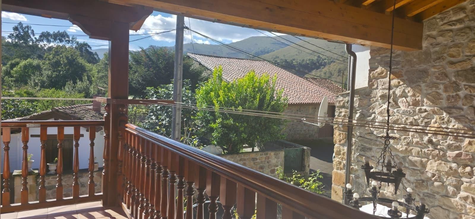 Vista exterior de Casa adosada en venda en Cabuérniga amb Terrassa i Balcó
