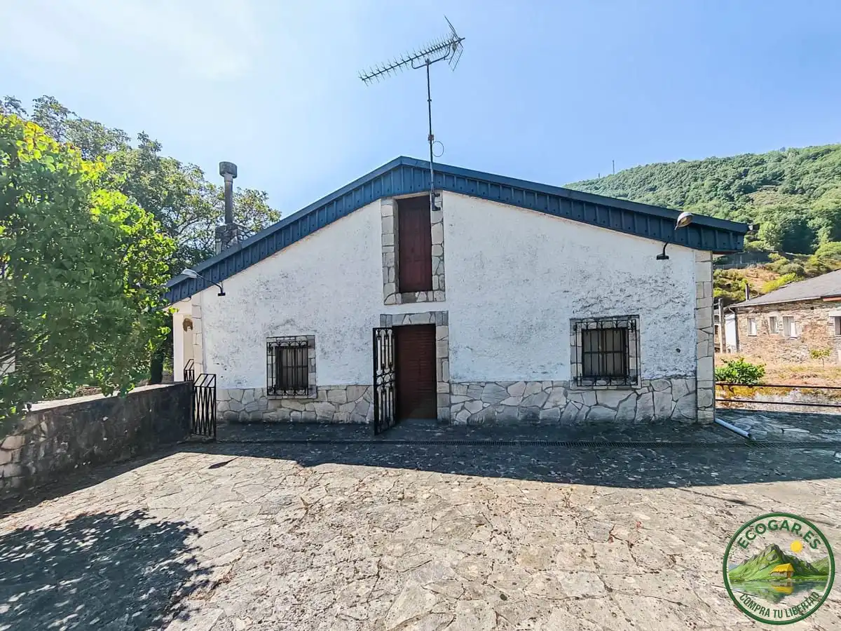 Vista exterior de Casa o xalet en venda en Vega de Valcarce amb Calefacció, Jardí privat i Parquet