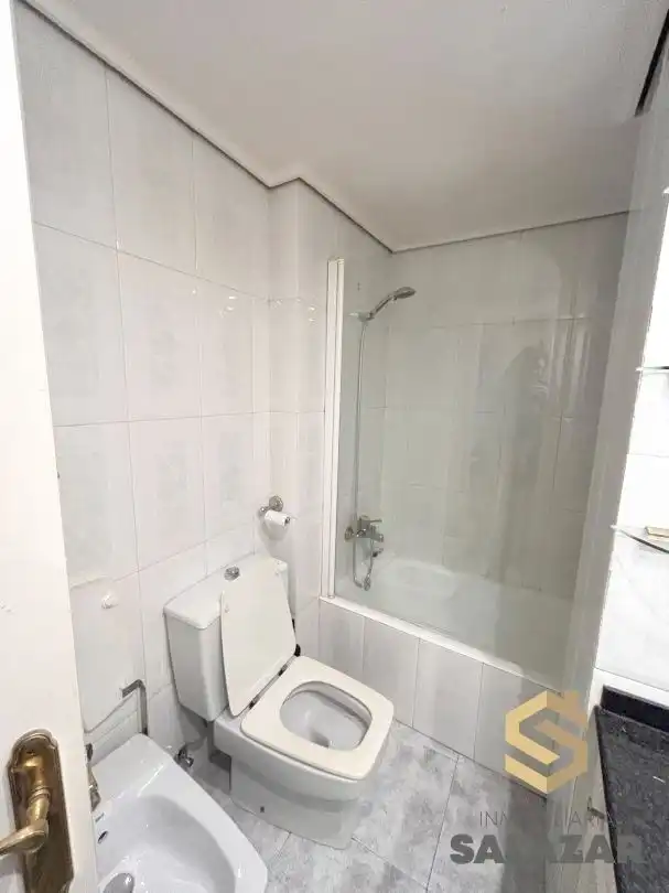 Baño de Piso de alquiler en Bilbao  con Calefacción, Jardín privado y Terraza