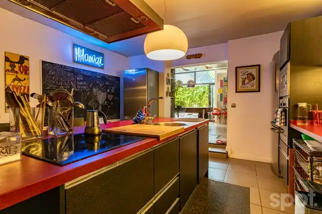 Küche von Wohnung zum Verkauf in Barcelona mit Klimaanlage, Privatgarten und Möbliert