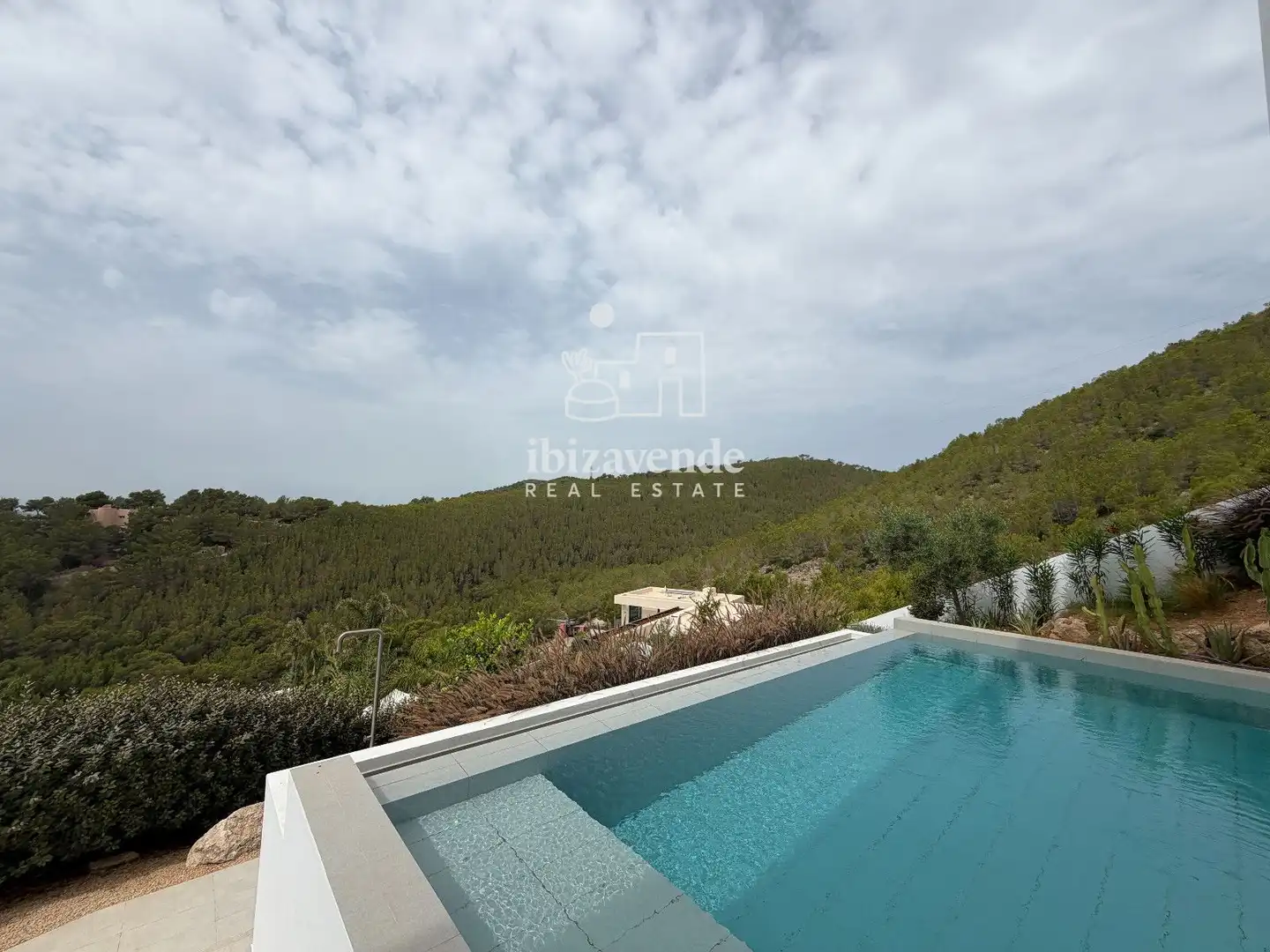 Vista exterior de Casa o xalet de lloguer en Eivissa amb Piscina i Moblat