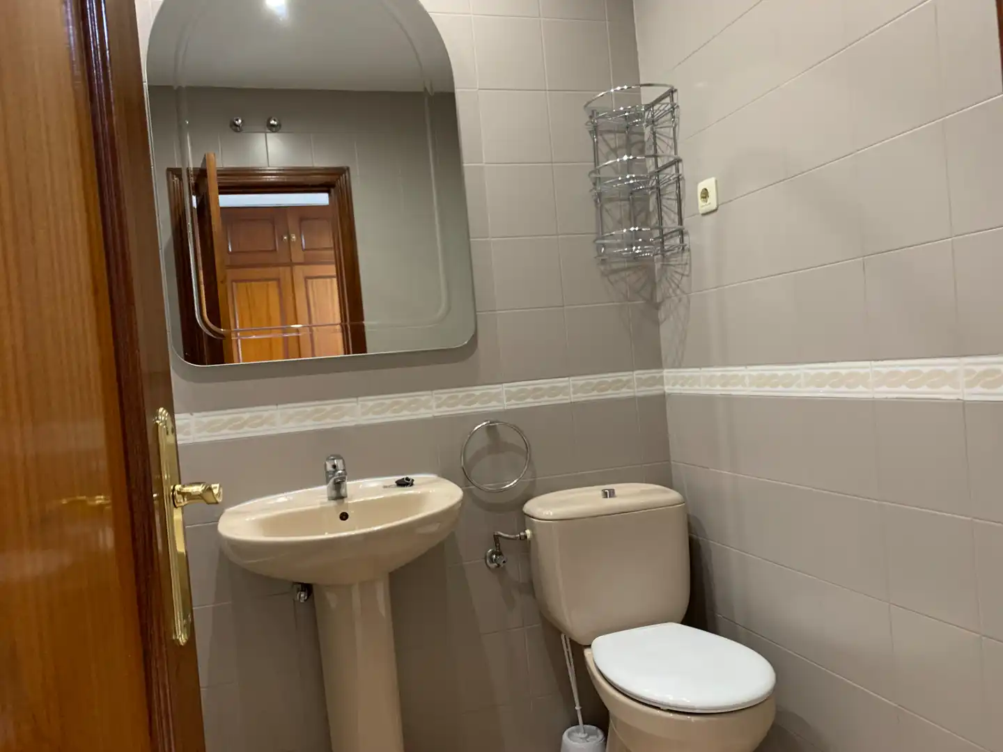 Bathroom of Flat for rent in Madrid  with Oven and Washing machine