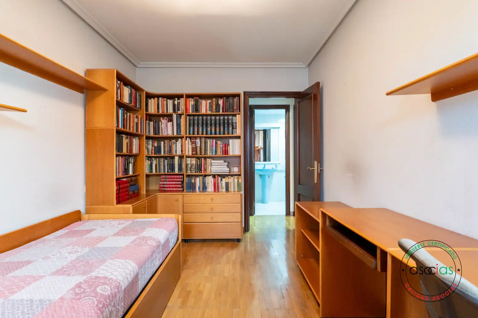 Dormitori de Pis en venda en Oviedo  amb Calefacció, Parquet i Terrassa
