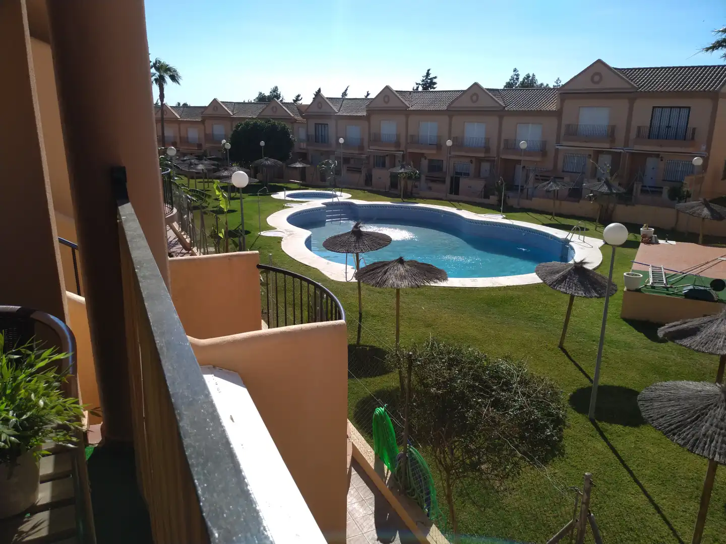 Jardí de Apartament de lloguer en Chiclana de la Frontera amb Moblat, Es permeten mascotes i Piscina comunitària