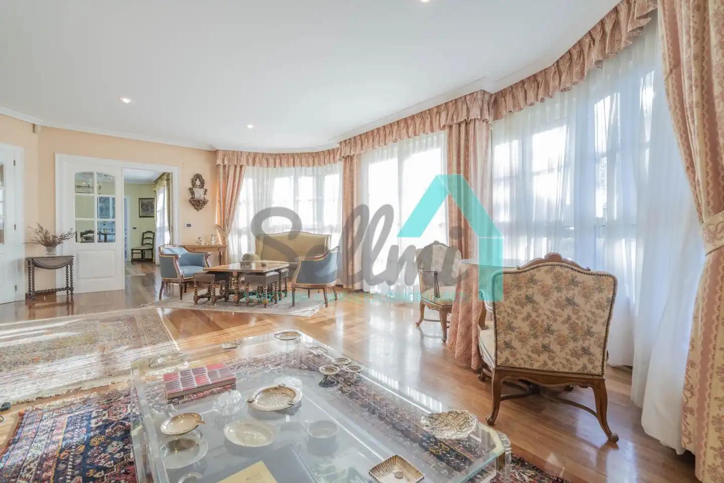 Sala d'estar de Casa o xalet en venda en Oviedo  amb Calefacció, Jardí privat i Parquet