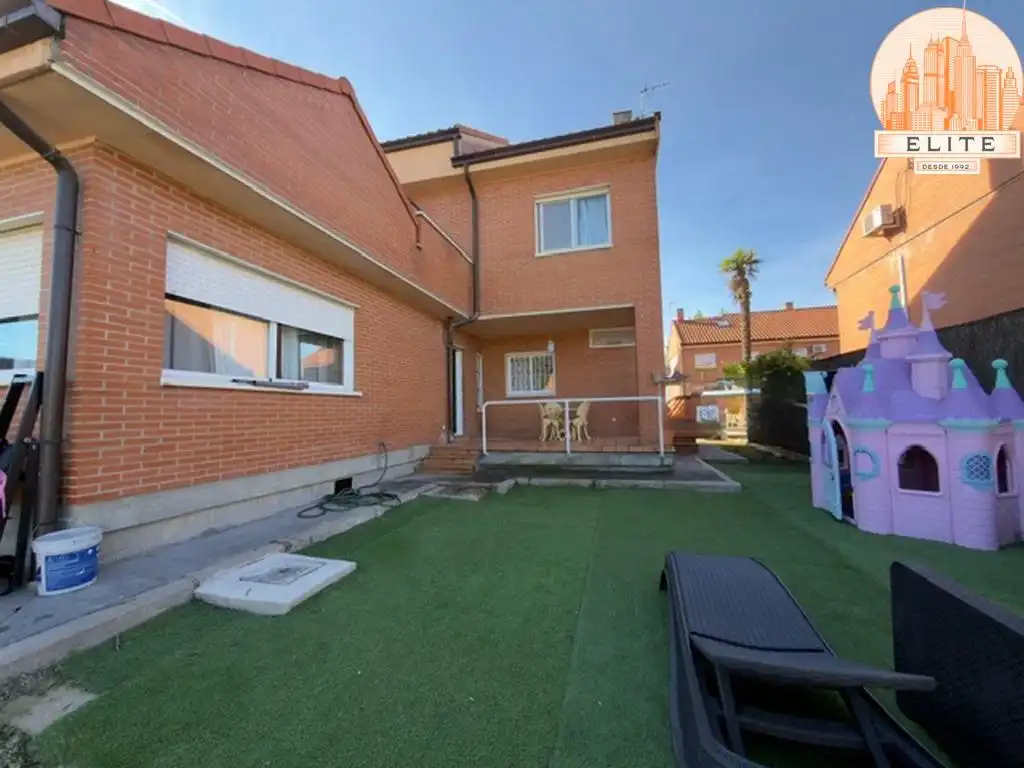 Casa pareada con jardín en venta en  Urbanizaciones, imagen 2