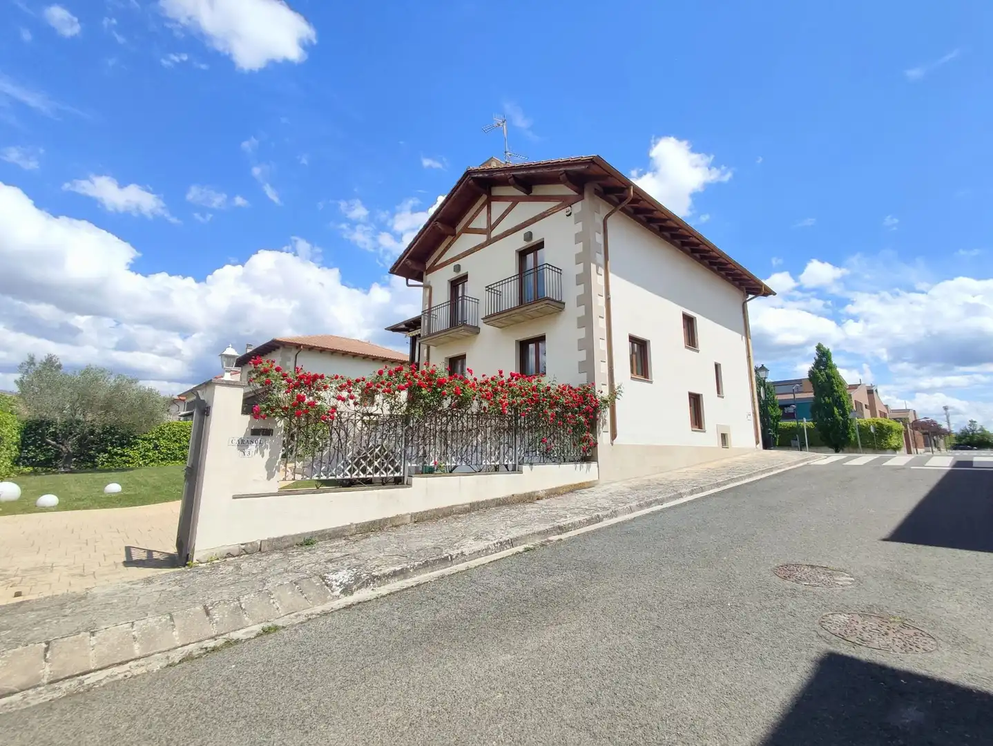 Vista exterior de Casa o xalet en venda en Cizur amb Calefacció, Jardí privat i Terrassa