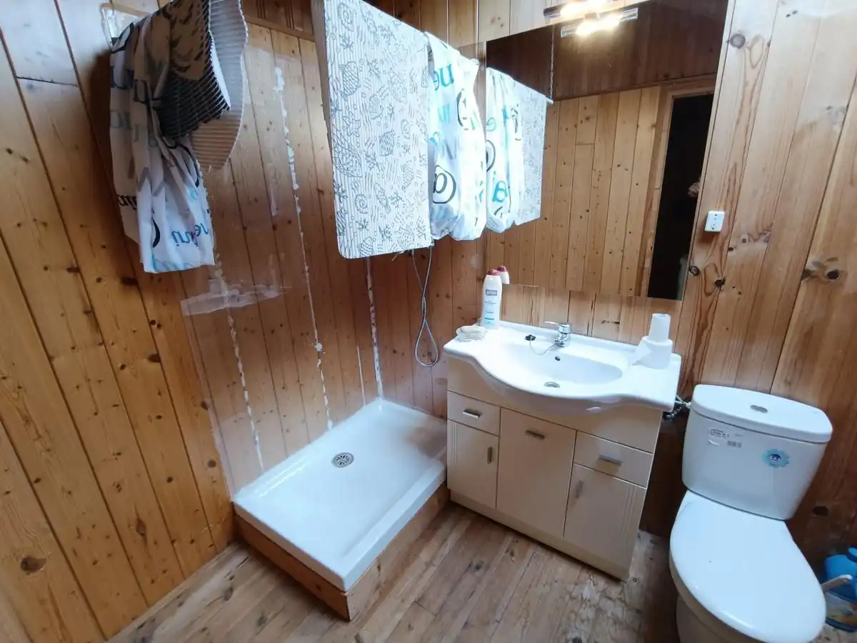 Badezimmer von Einfamilien-Reihenhaus zum Verkauf in Peñamellera Alta mit Heizung, Privatgarten und Terrasse