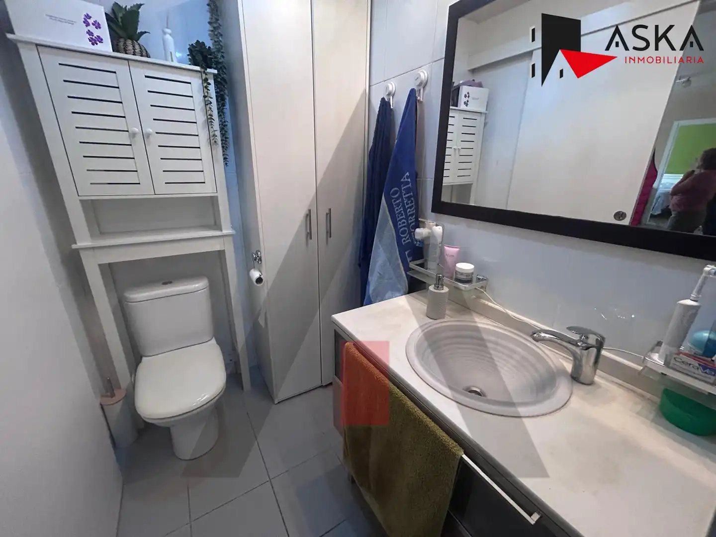Bathroom of Flat for sale in Alfafar  with Air Conditioner and Storage room