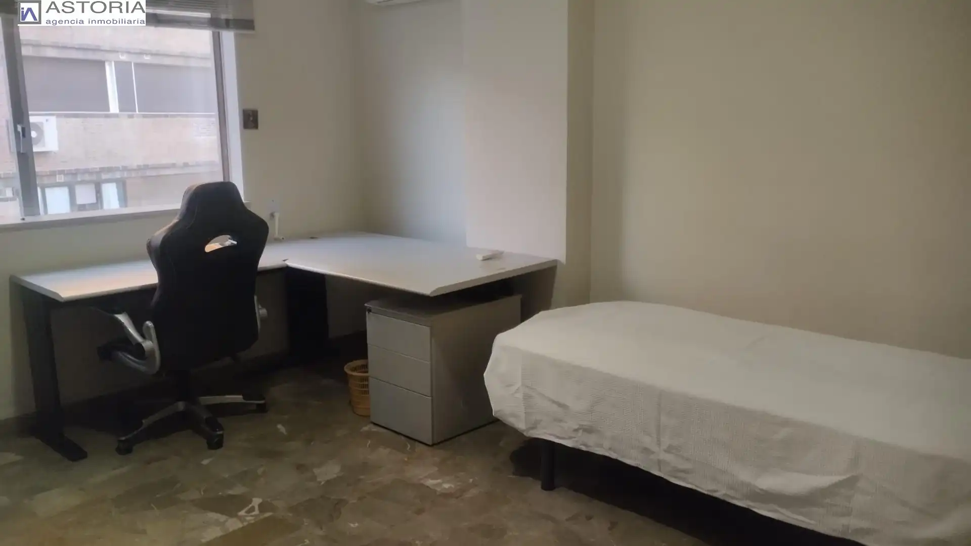 Bedroom of Flat for rent in Granada  with Air Conditioner, Furnished and Balcony