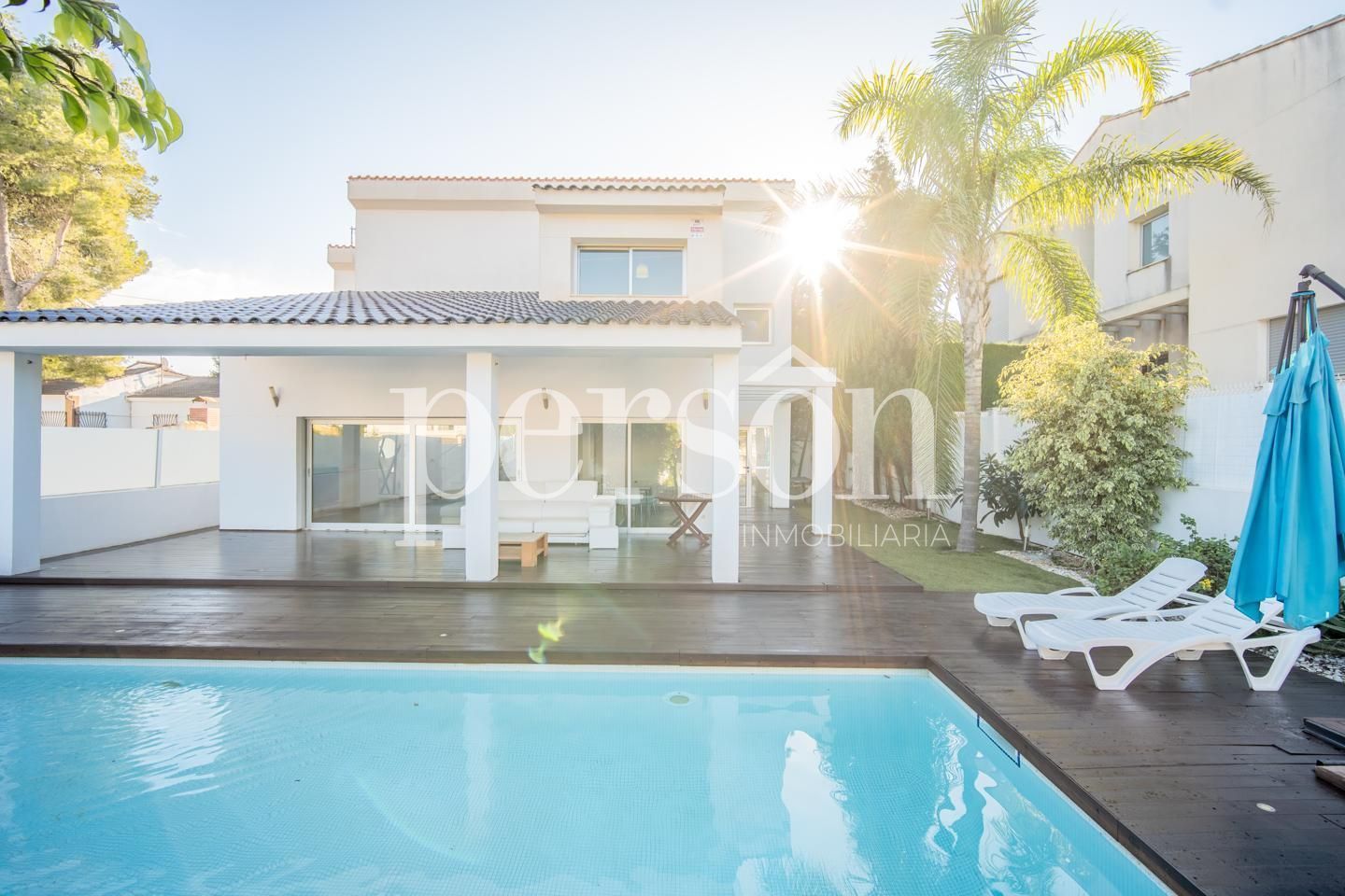 Vista exterior de Casa o xalet de lloguer en Paterna amb Aire condicionat, Calefacció i Jardí privat