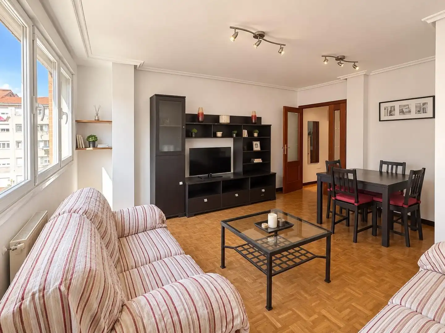 Sala d'estar de Pis en venda en Oviedo  amb Calefacció