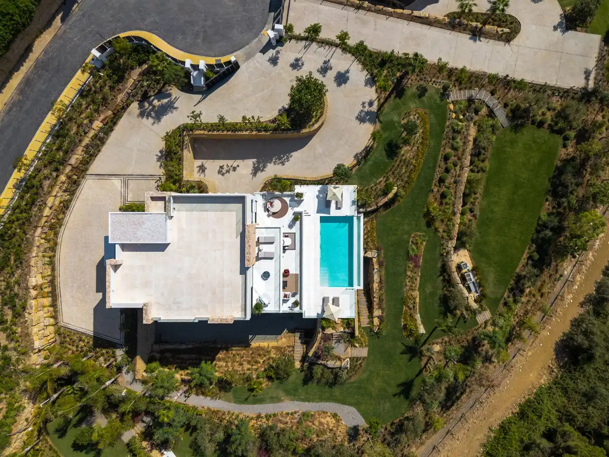 Vista exterior de Casa o xalet en venda en Marbella amb Aire condicionat, Jardí privat i Terrassa