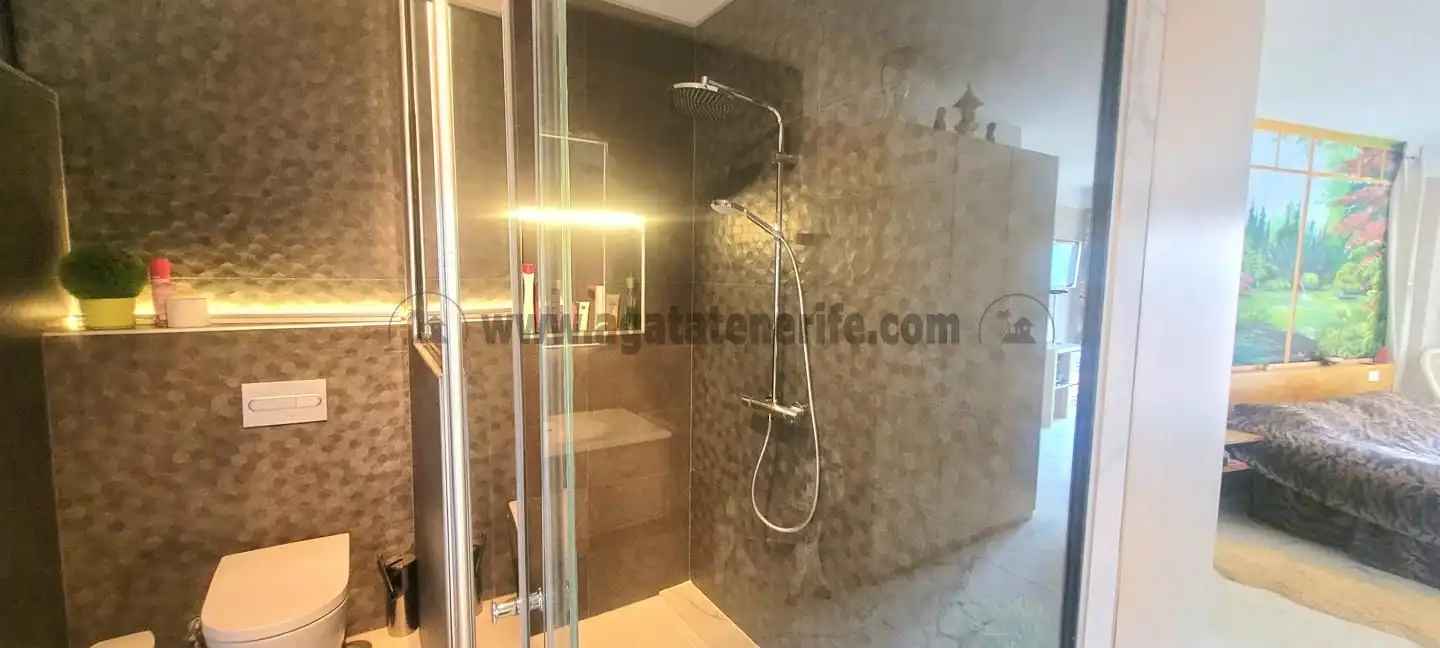 Bany de Casa o xalet en venda en Guía de Isora amb Aire condicionat, Terrassa i Moblat