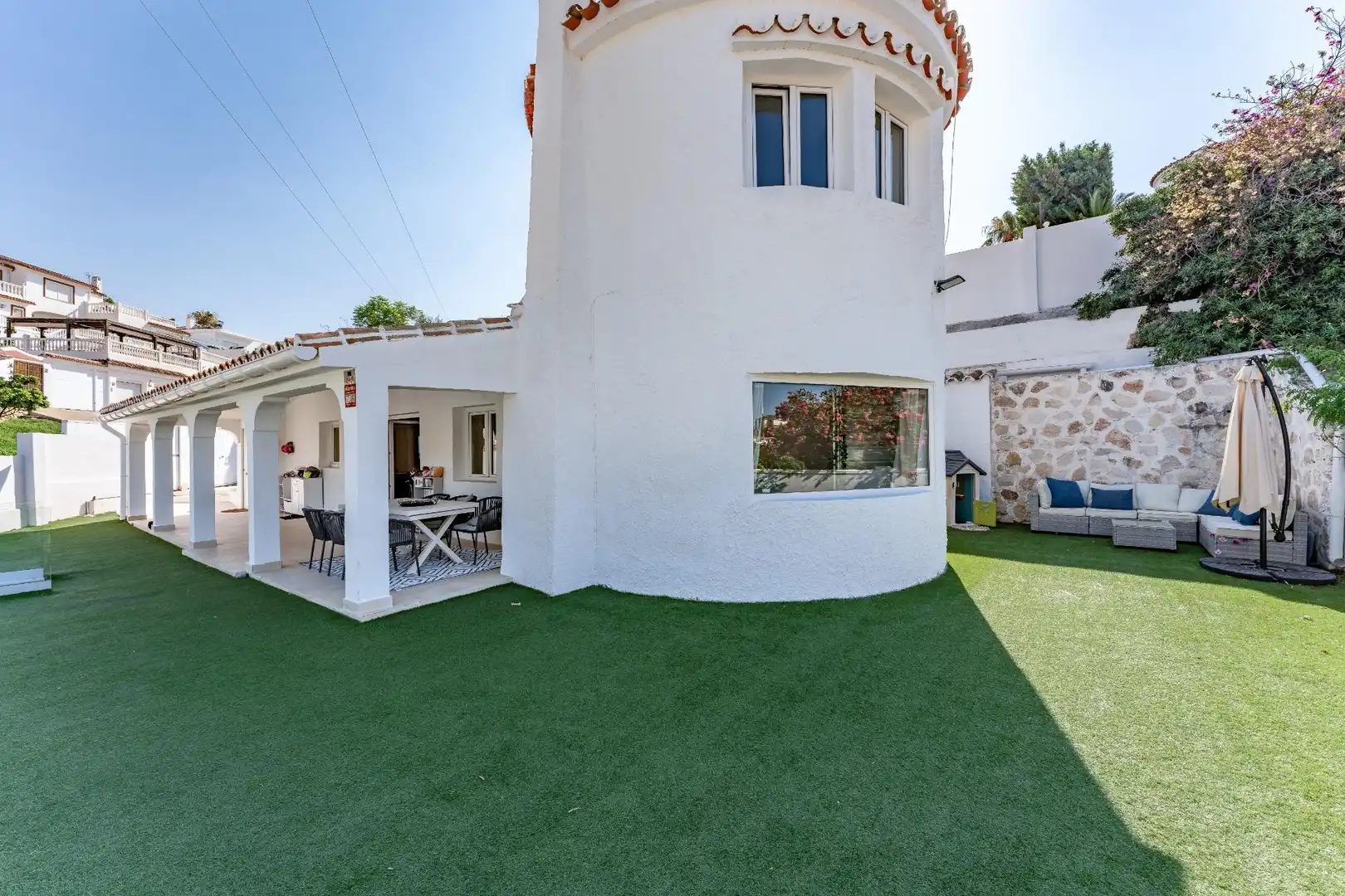Vista exterior de Casa o xalet en venda en Benalmádena amb Aire condicionat, Calefacció i Jardí privat