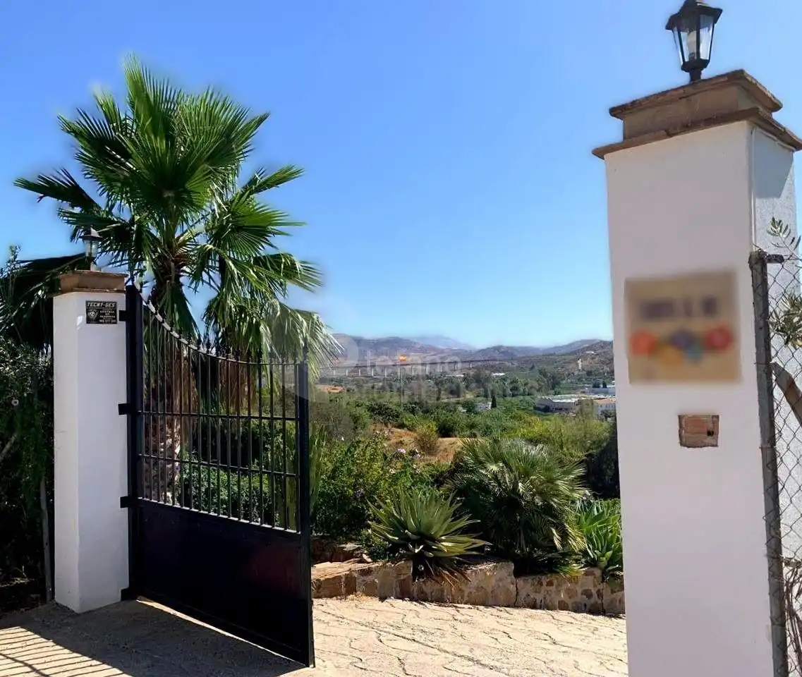 Vista exterior de Casa o xalet en venda en Álora amb Aire condicionat, Jardí privat i Terrassa