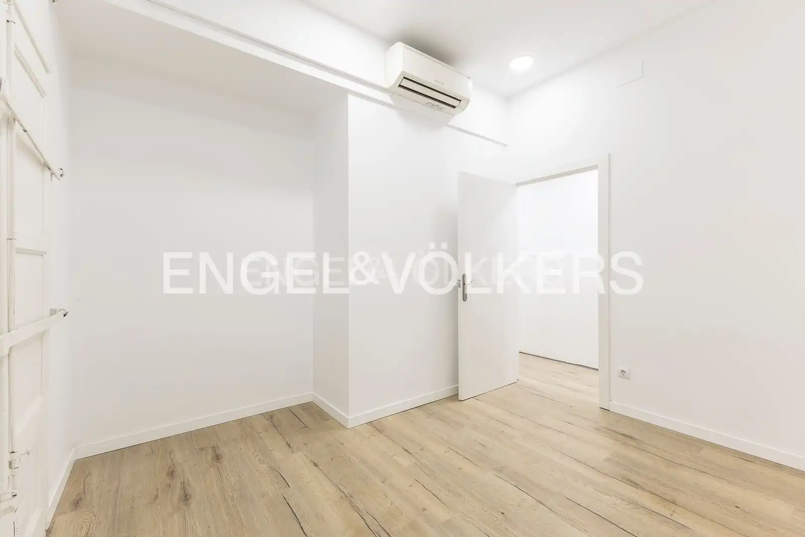Flat for sale in Barcelona  with Air Conditioner, Heating and Parquet flooring