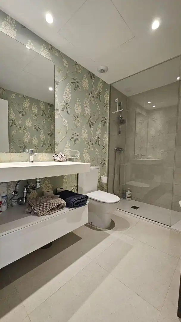 Bany de Apartament de lloguer en Sotogrande amb Aire condicionat, Calefacció i Terrassa