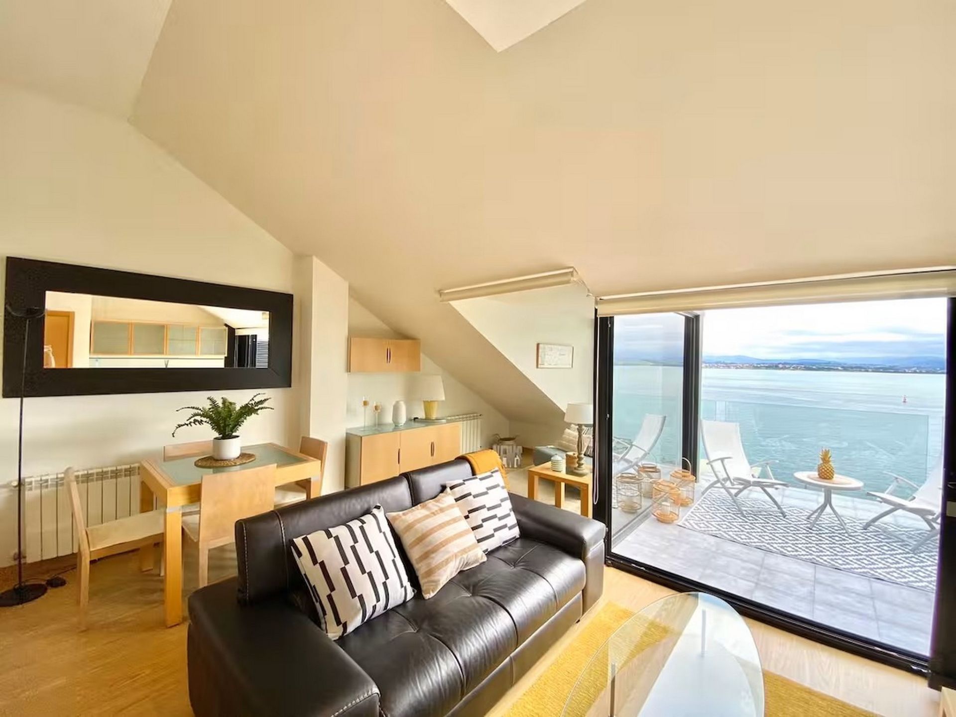 Sala d'estar de Pis de lloguer en Santander amb Aire condicionat, Moblat i TV