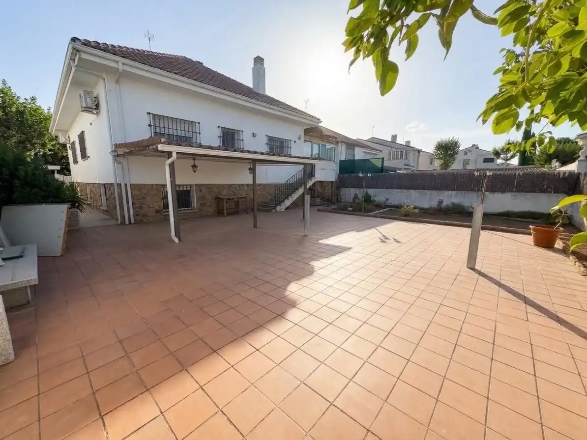 Exterior view of Houses for sale in Sevilla la Nueva  with Air Conditioner, Heating and Private garden