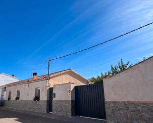 Vista exterior de Casa adosada en venda en Sonseca amb Jardí privat, Traster i Moblat