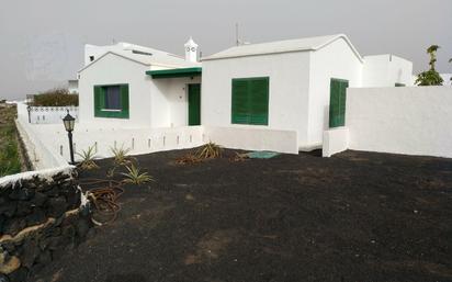 Vista exterior de Casa o xalet en venda en Tinajo amb Jardí privat, Terrassa i Traster