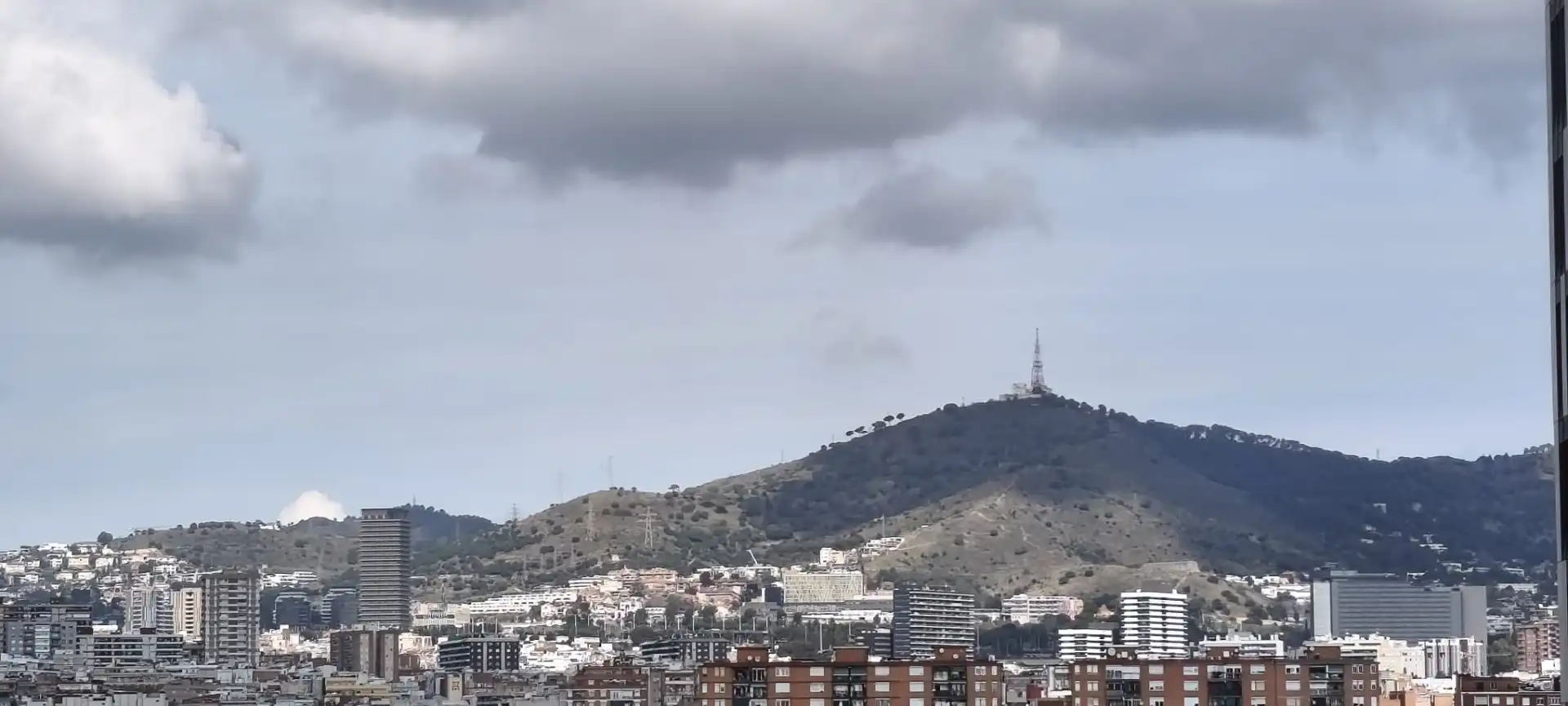 Außenansicht von Wohnung zum Verkauf in L'Hospitalet de Llobregat mit Klimaanlage, Heizung und Parkett
