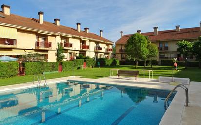 Piscina de Casa o xalet en venda en Lardero amb Calefacció, Parquet i Terrassa