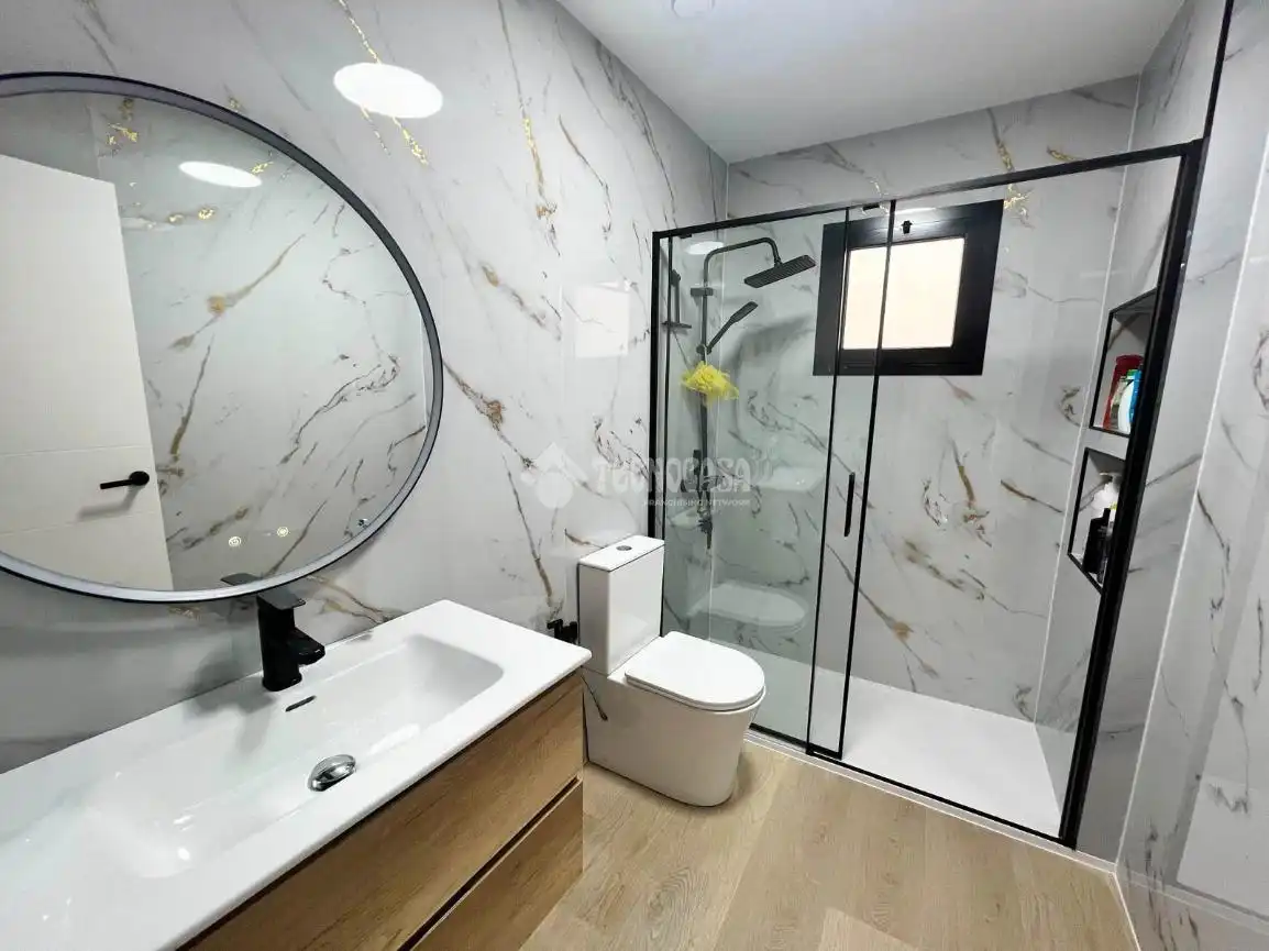 Baño de Piso en venta en Santa Lucía de Tirajana con Aire acondicionado, Amueblado y Balcón