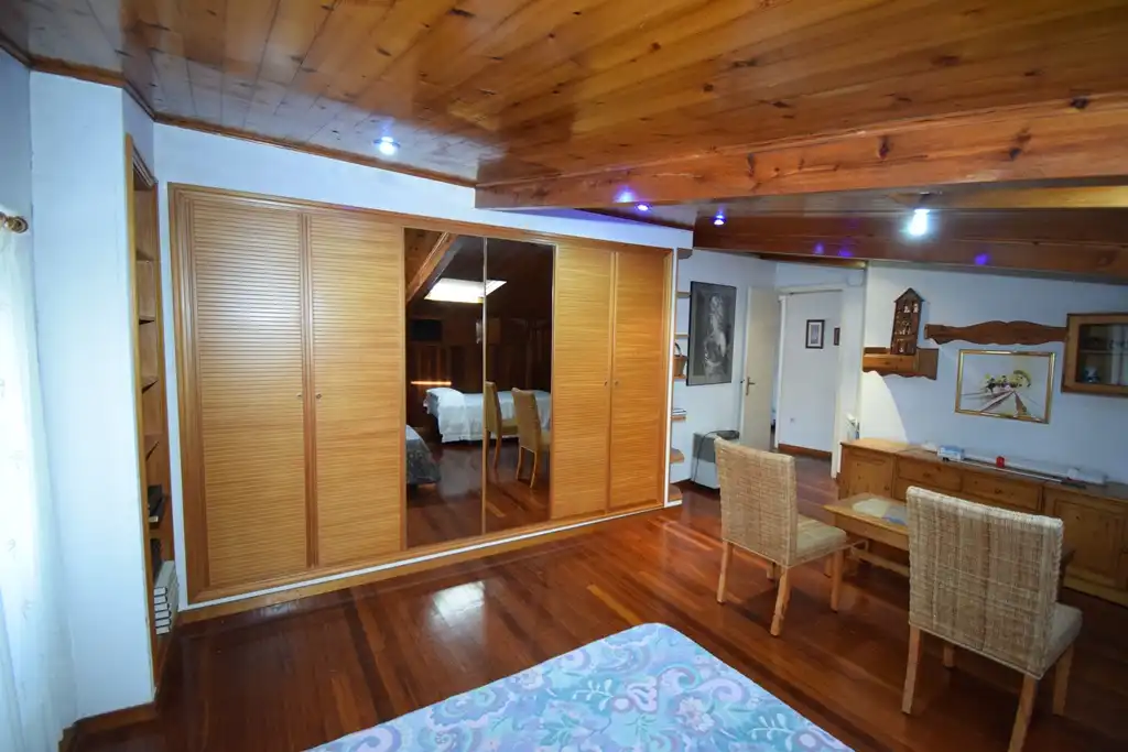 Habitación de Casa adosada en venta en Pontedeume con Calefacción y Jardín privado