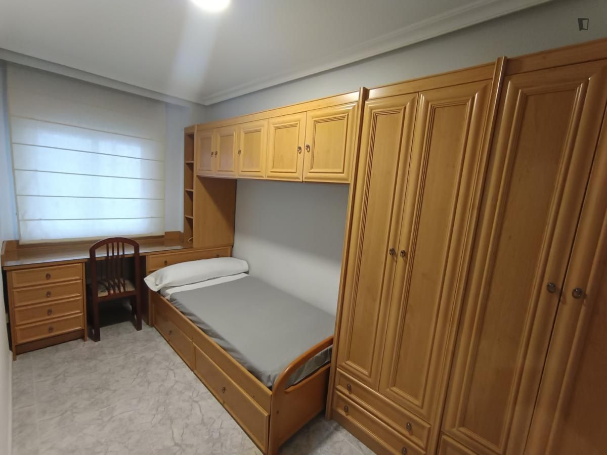 Dormitori de Apartament de lloguer en Salamanca Capital amb Moblat, Forn i Rentadora