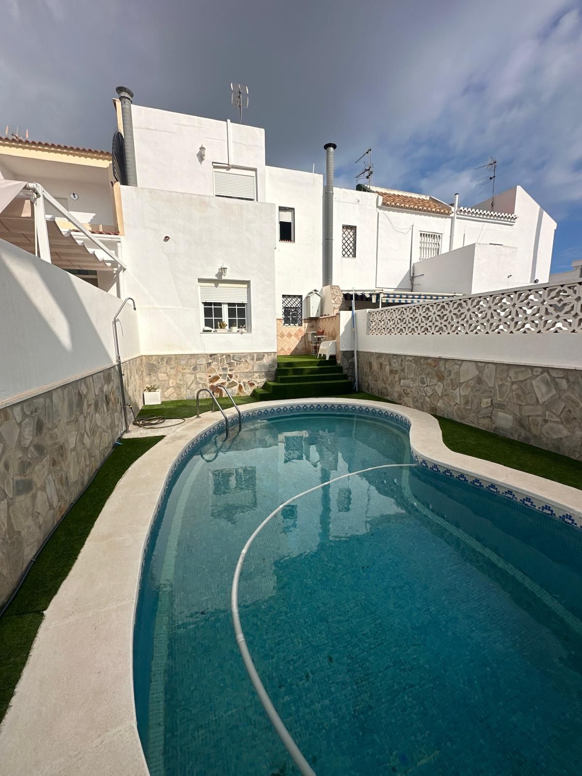 Swimming pool of House or chalet for sale in Roquetas de Mar  with Air Conditioner and Swimming Pool