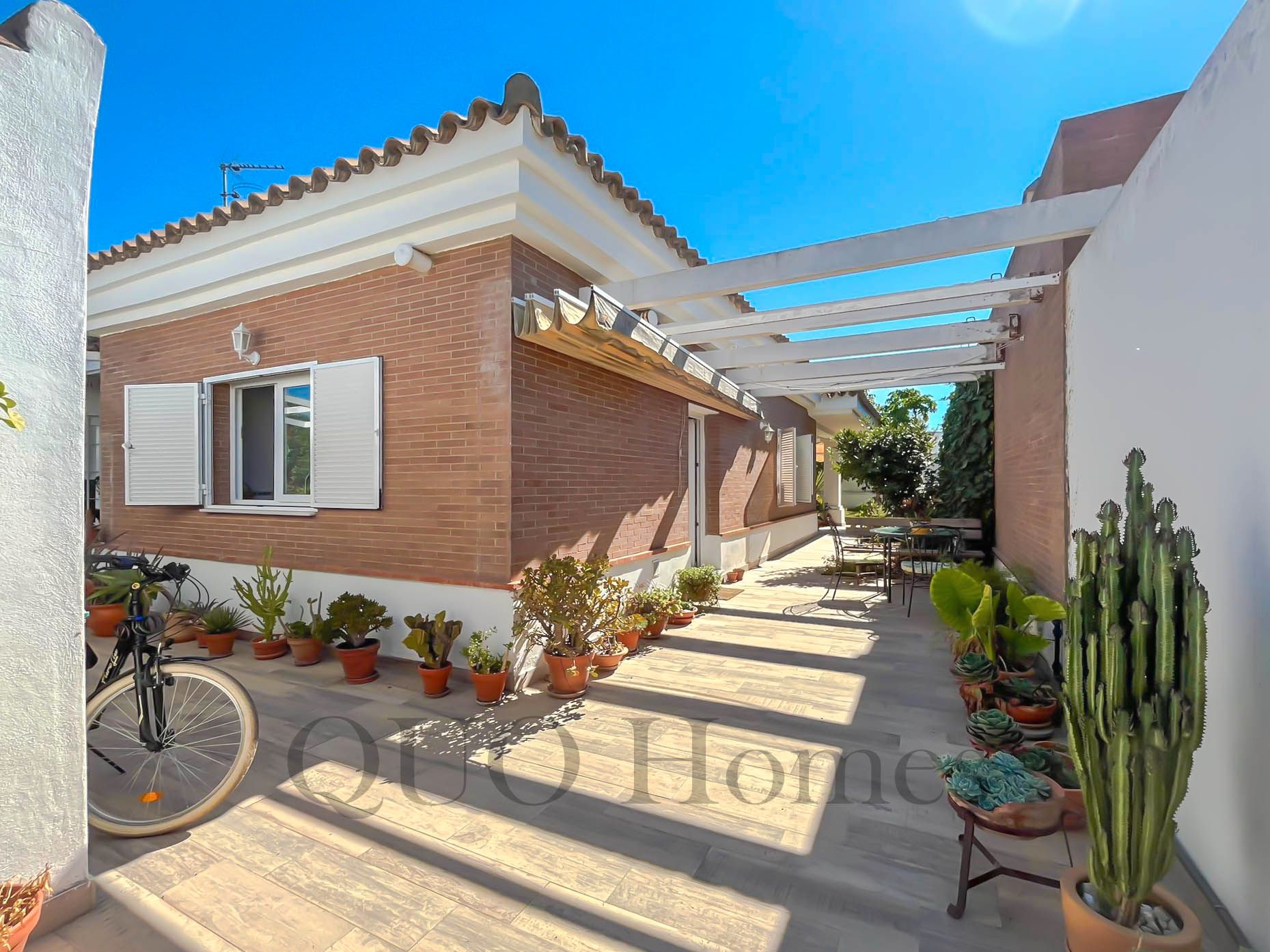 Vista exterior de Casa o xalet en venda en Jerez de la Frontera amb Aire condicionat, Jardí privat i Traster