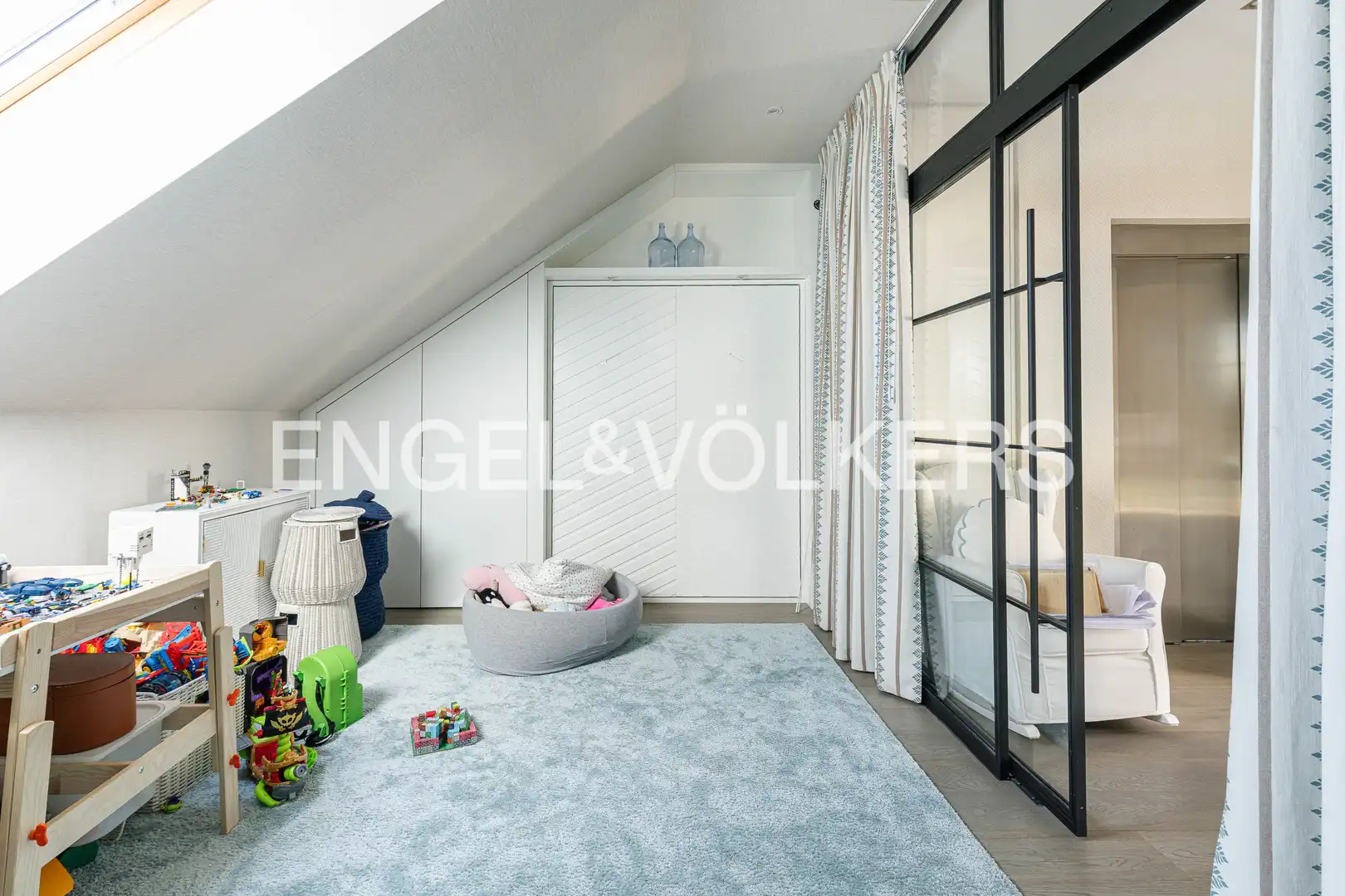 Habitación de Casa adosada en venta en Pozuelo de Alarcón con Aire acondicionado, Calefacción y Jardín privado