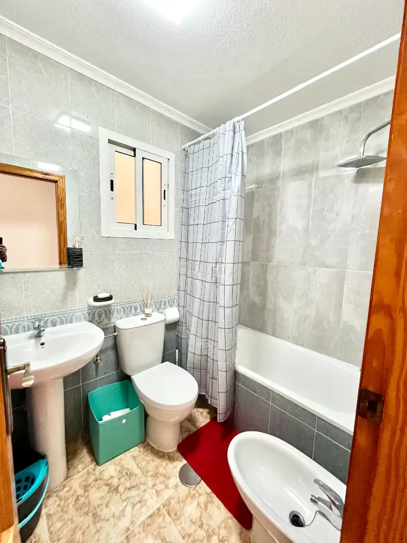 Badezimmer von Wohnung zum Verkauf in Torrevieja mit Klimaanlage, Heizung und Terrasse