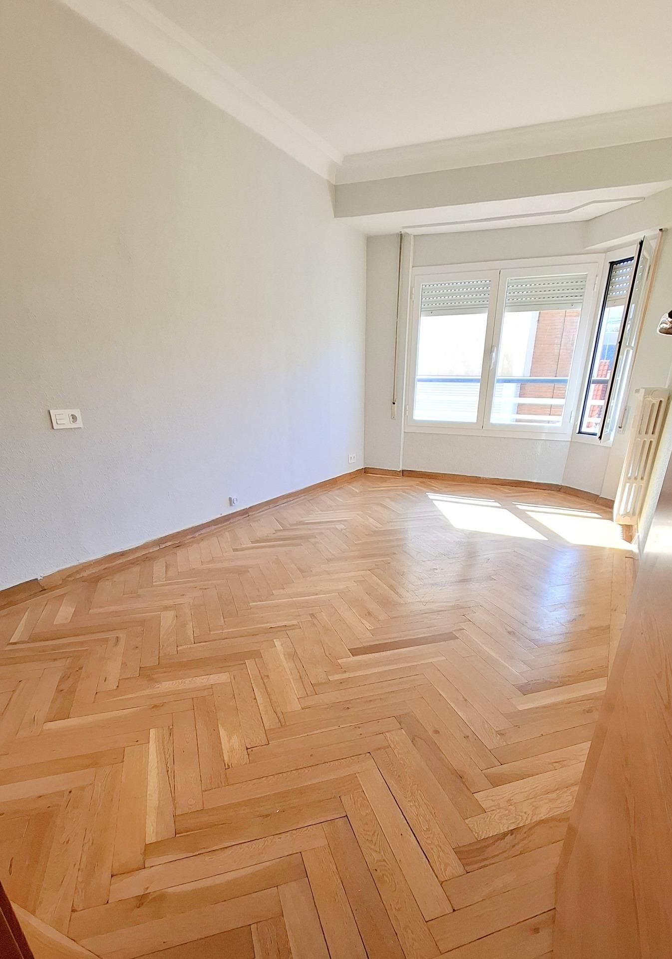 Dormitori de Pis de lloguer en León Capital  amb Calefacció, Terrassa i Traster