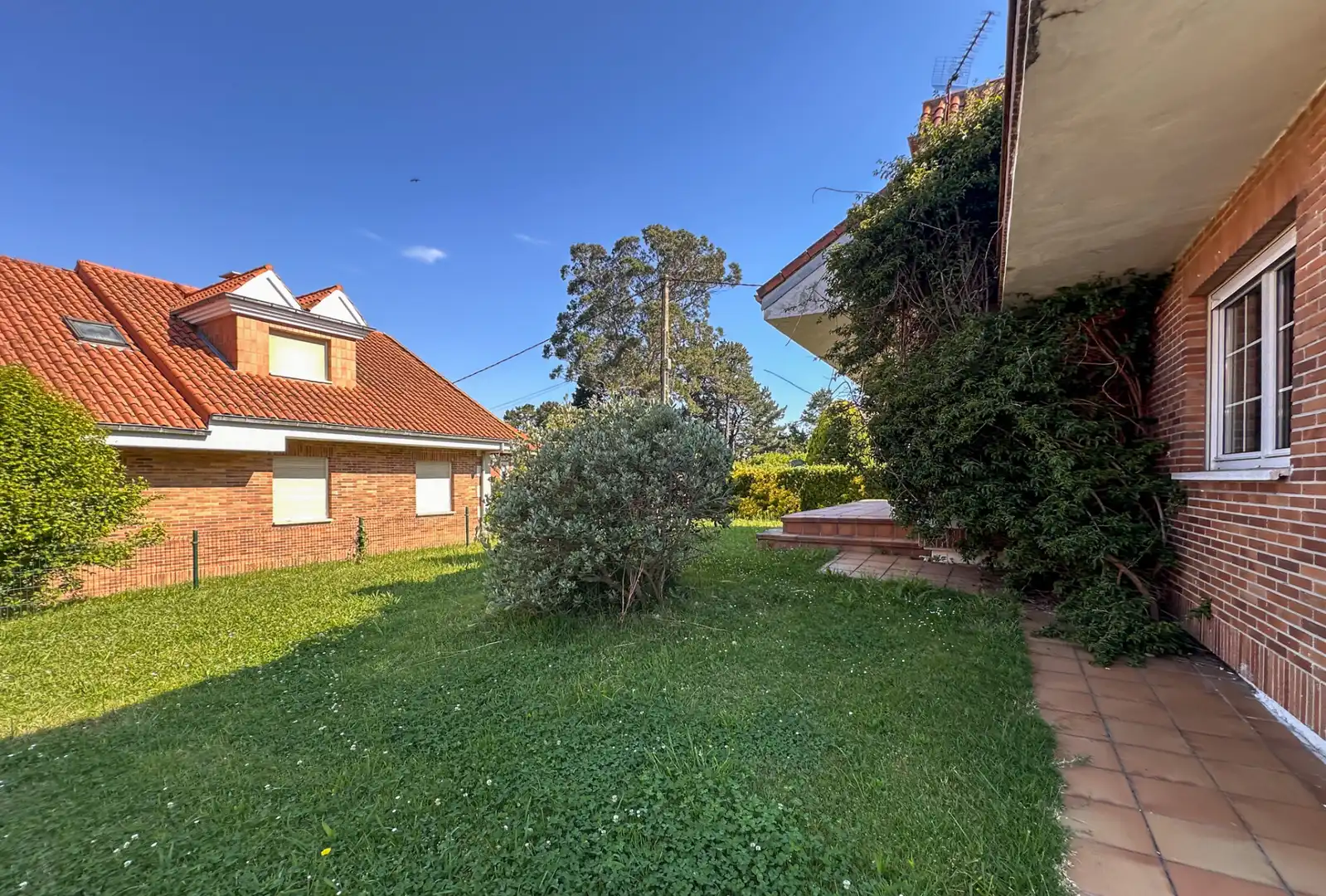 Vista exterior de Casa o xalet en venda en Marina de Cudeyo amb Calefacció, Jardí privat i Terrassa